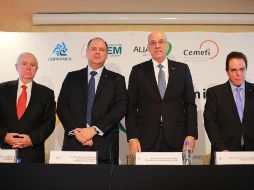 Gustavo de Hoyos (segundo de izquierda a derecha) mencionó que sin los organismos autónomos la presiencia se vuelve 