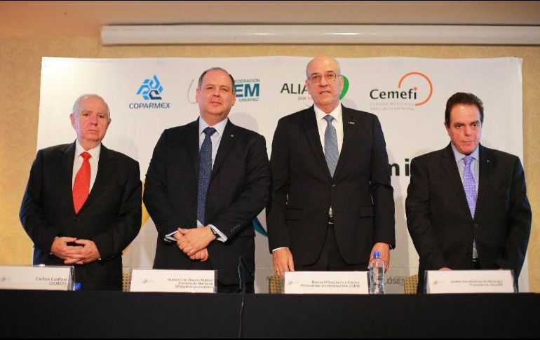 Gustavo de Hoyos (segundo de izquierda a derecha) mencionó que sin los organismos autónomos la presiencia se vuelve 