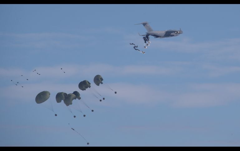 Un avión C17 de la fuerza aérea de Qatar arroja carga en el marco de los ejercicios anuales militares del ejército turco en Kars, Turquía. REUTERS/U. Bektas