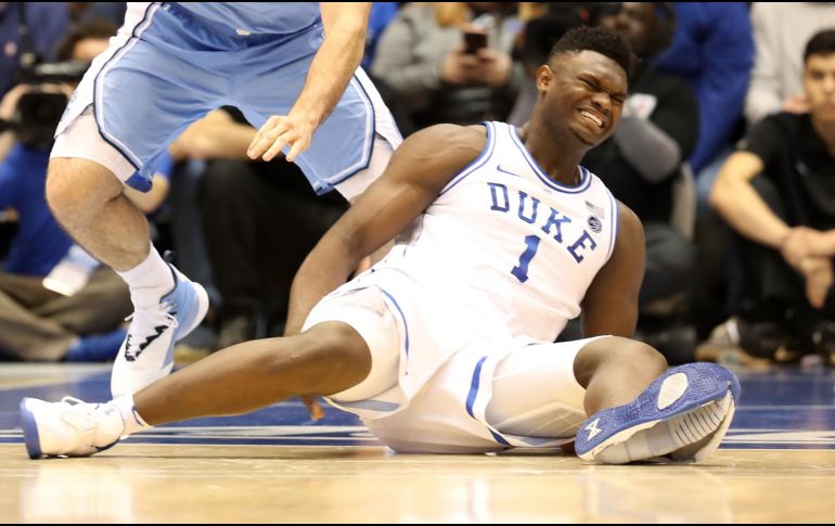 Williamson salió de la duela, sin zapatos, y no regresó. La marca del calzado ha sido muy criticada en redes. AFP / S. Lecka