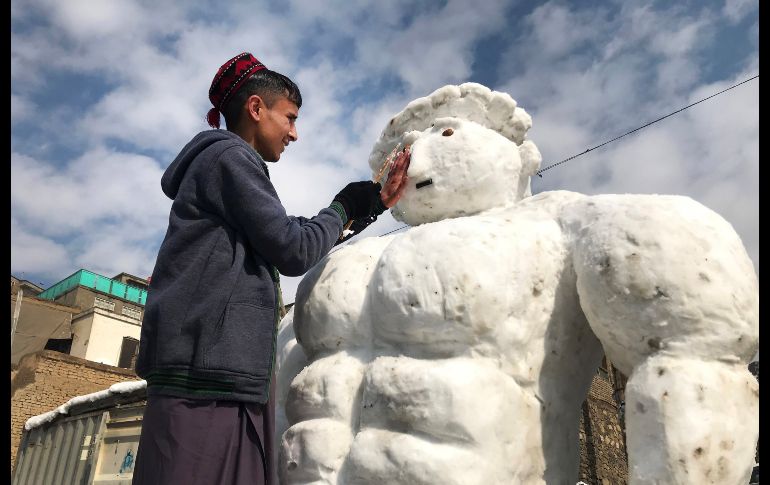 Un afgano hace un mono de nieve tras las fuertes nevadas en Kabul. EFE/J. Jalali