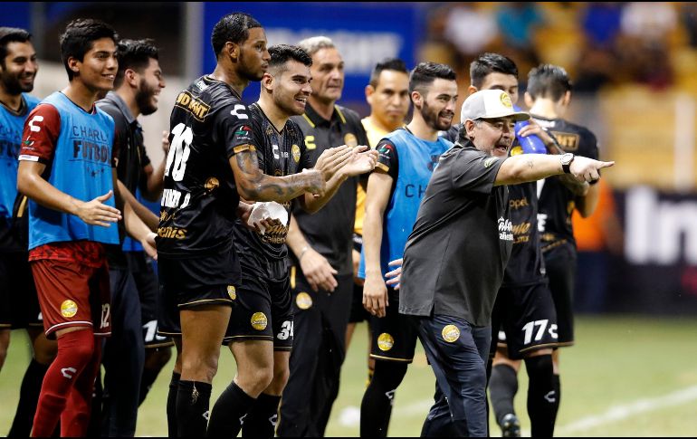 ''Yo soy un hombre muy agradecido. El futbol me dio todo y puedo decir que estoy en un plantel maravilloso'', dijo Maradona tras empatar el miércoles en la copa MX ante Querétaro. AP / ARCHIVO