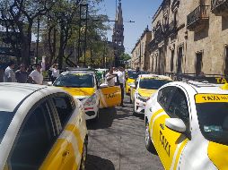 Los taxistas partieron de la Plaza de Toros y de ahí llegaron al Congreso, donde bloquearon la calles Hidalgo, Liceo y Pino Suárez. EL INFORMADOR / P. López