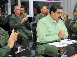 Fotografía cedida por prensa de Miraflores que muestra a Nicolás Maduro (c), mientras participa en un acto de gobierno en compañía de militares en Caracas. EFE/Prensa Miraflores