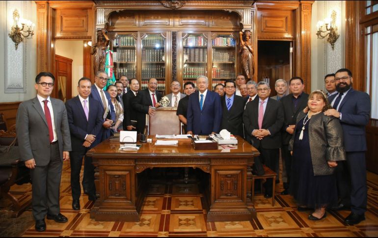 Durante el encuentro, los evangélicos le regalaron una Biblia de 1960 a Obrador y lo invitaron a la Consulta Nacional Jurídica Fiscal para Iglesias y Asociaciones Religiosas. TWITTER/@lopezobrador_