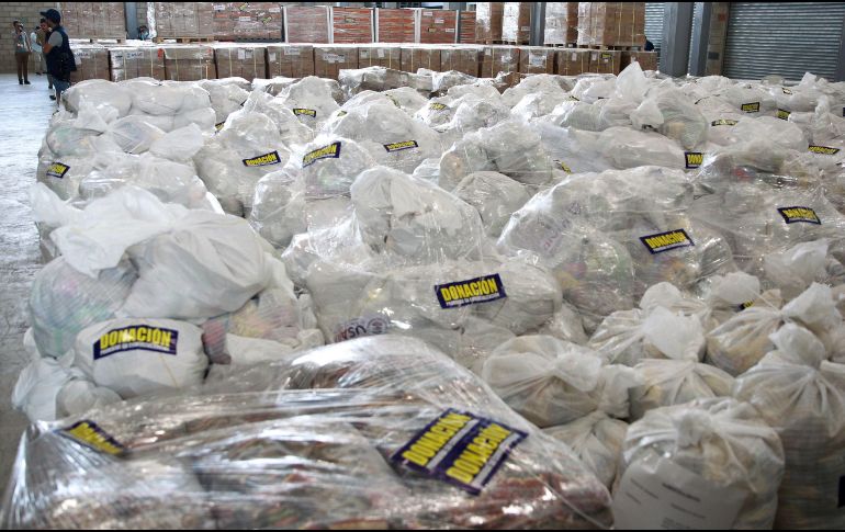 Vista general de las ayudas humanitarias que permanecen almacenadas este jueves en una bodega cerca del puente de Tienditas, en Colombia. EFE/E. Guzmán