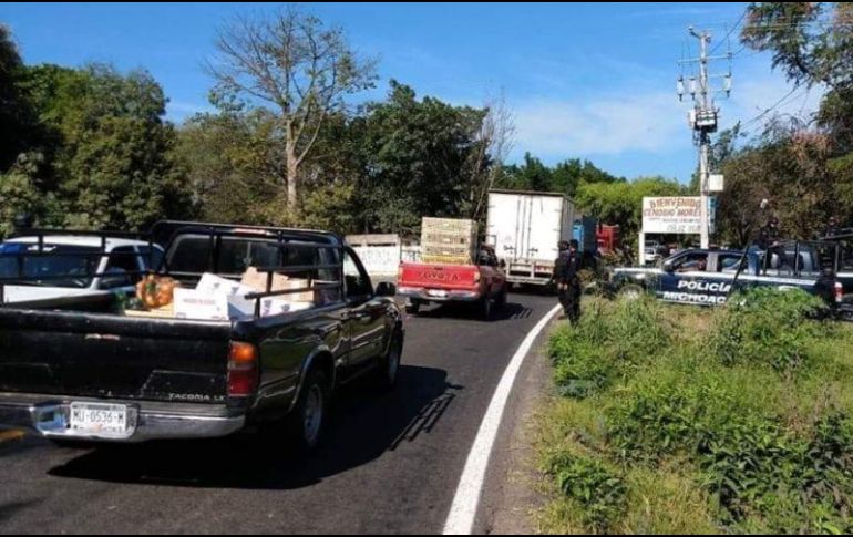 Autoridades sorprendieron a los presuntos narcotraficantes cuando éstos viajaban a bordo de un convoy de camionetas de diversos tipos. TWITTER/@contramuromx