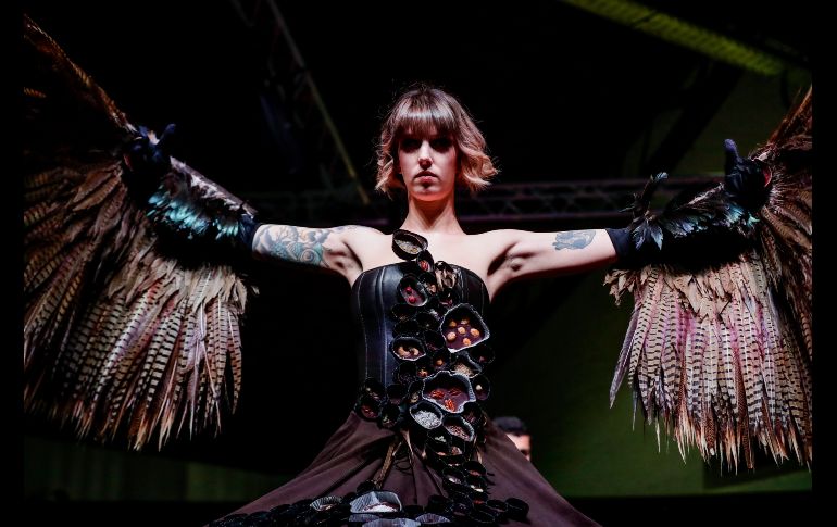 Una modelo presenta una creación hecha con chocolate durante un desfile de moda en el marco de la feria del chocolate, en Bruselas, Bélgica. EFE/S. Lecocq