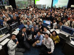 Los trabajadores del centro de control de la Agencia Japonesa de Exploración Aeroespacial recibieron la noticia con júbilo. AFP/JIJI PRESS
