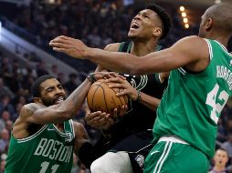“The Greek Freak” (centro) está entre los candidatos a ser MVP de la NBA. AP / A. Gash