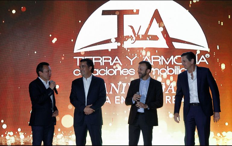 Directivos y autoridades reconocen las tres décadas de labor. EL INFORMADOR/A. Camacho