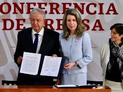 López Obrador firma un acuerdo de colaboración con la ONU para garantizar la calidad del agua en Morelos, si es que se aprueba el funcionamiento de la termoeléctrica en Huexca. Lo acompaña Katia Argueta, representante de la ONU. NTX / J. Lira