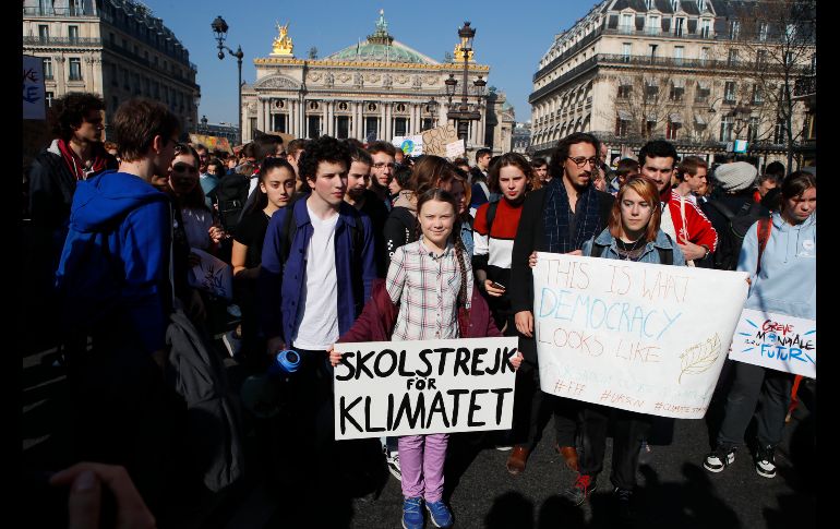 La activista sueca adolescente Greta Thunberg (c) dirige una marcha de estudiantes franceses por París para llamar la atención sobre el combate al cambio climático. AP/F. Mori