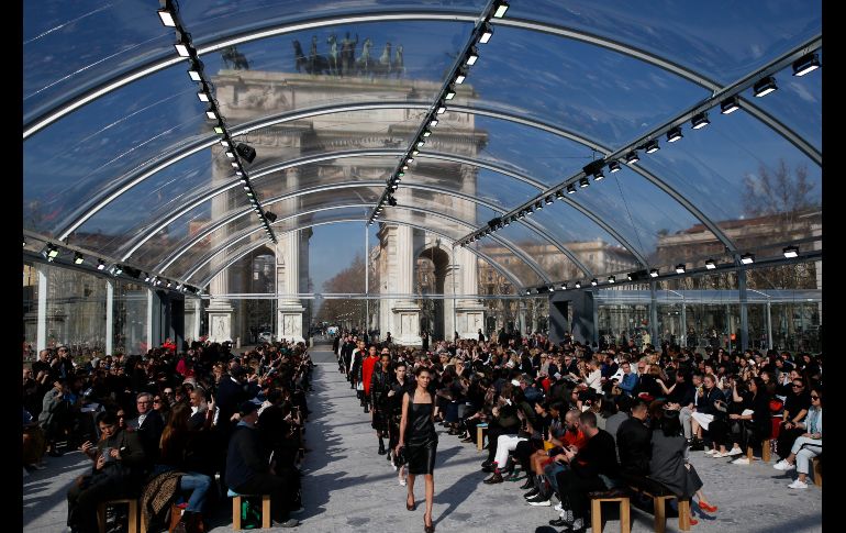 Modelos presentan diseños de la colección otoño-invierno de Bottega Veneta en una pasarela en Milán, Italia. AP/A. Calanni