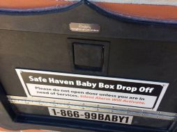 En redes, la polémica no se ha hecho esperar. La organización señala que el impacto ha orillado a las madres a preguntar por las cajas, pero son persuadidas para mantener a sus bebés. ESPECIAL / safehavenbabyboxes.com