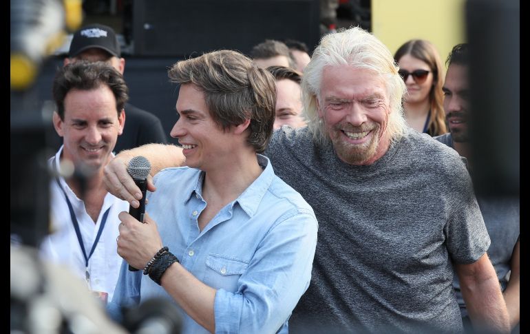 El magnate Richard Branson (d) y el cantante venezolano Carlos Baute (i) ofrecieron declaraciones a los medios previo al concierto.