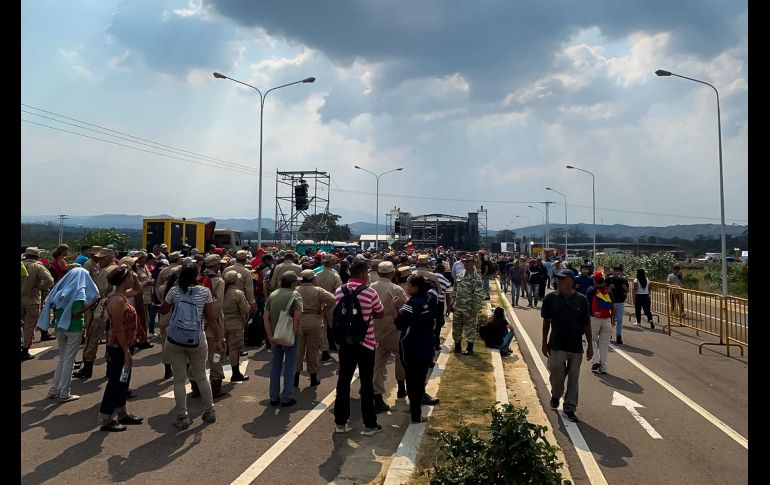 Personas asisten al concierto convocado por el gobierno de Nicolás Maduro en la localidad de Ureña, Venezuela.