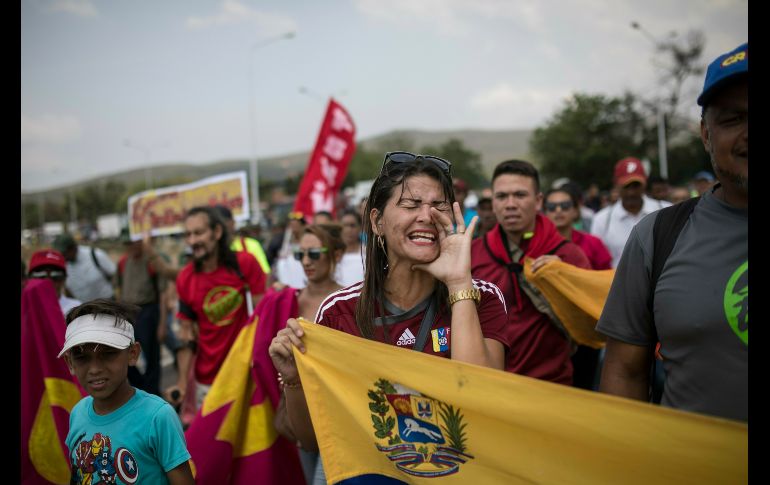 Una simpatizante del gobierno de Maduro canta en el lado venezolano. El espectáculo musical durará tres días.