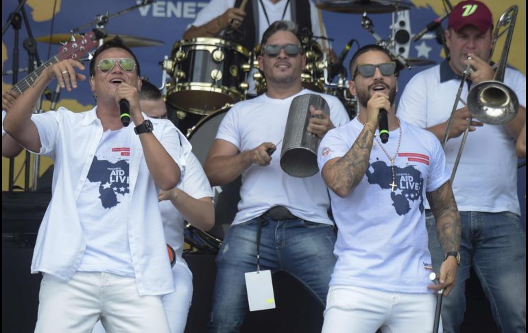 Los colombianos Silvestre Dangond (i) y Maluma.