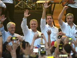 Sebastián Piñera, Iván Duque, Juan Guaidó y Mario Abdo Benítez saludan a los asistentes al evento. AFP/R. Arboleda