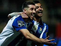 Herrera, (I) celebra con su compatriota, Jesús Manuel 