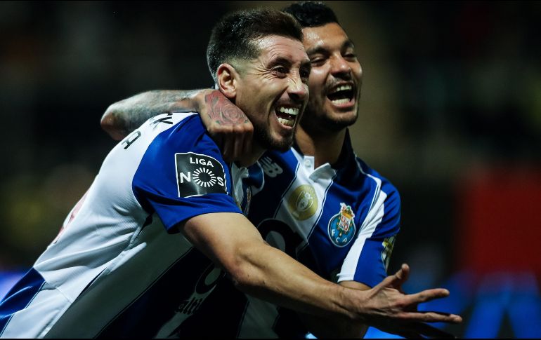 Herrera, (I) celebra con su compatriota, Jesús Manuel 