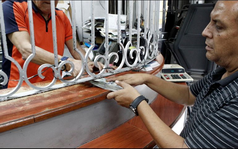 Las ganancias del peso frente al dólar se acentuaron tras la publicación de los datos inflacionarios. EL INFORMADOR/ARCHIVO