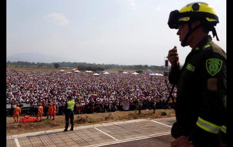 Asistentes disfrutan del concierto 