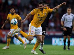 El jugador de Atlas Ismael Govea (atrás) disputa el balón con André-pierre Gignac (frente) de Tigres durante el juego correspondiente a la jornada 8 del Clausura 2019. EFE/F. Guasco