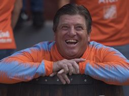 Miguel Herrera se mostró relajado en la foto oficial del América. MEXSPORT
