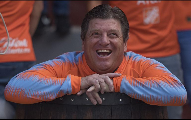 Miguel Herrera se mostró relajado en la foto oficial del América. MEXSPORT