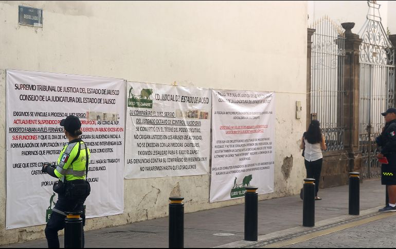 Por la mañana, afuera del Consejo de la Judicatura se colocaron mantas en las que se exigió la vinculación a proceso de Sergio Salvador Peña Sánchez, juez Octavo de Control en Materia Penal, y de Roberto Avilés, ex agente ministerial. EL INFORMADOR/E. Barrera