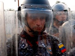 Los miembros de la Guardia Venezolana que se entregan en el Puente Internacional Simón Bolívar son el teniente Richard Sánchez Zambrano y los sargentos mayores Edgar Torres Valera y Óscar Suárez Torres. AFP / S. Mendoza