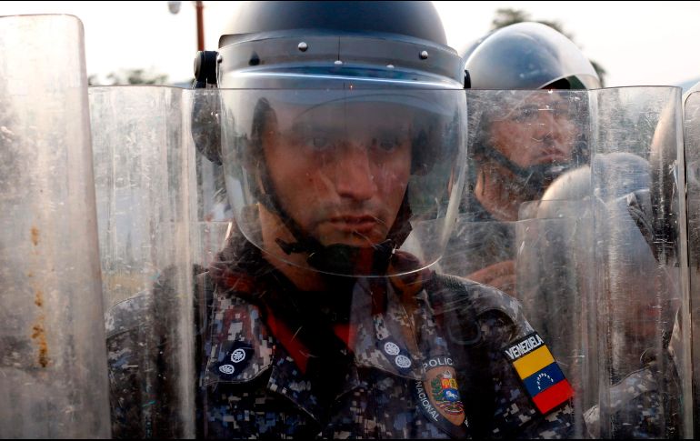 Los miembros de la Guardia Venezolana que se entregan en el Puente Internacional Simón Bolívar son el teniente Richard Sánchez Zambrano y los sargentos mayores Edgar Torres Valera y Óscar Suárez Torres. AFP / S. Mendoza