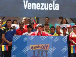 ''Todos sus embajadores y cónsules deben salir en 24 horas de Venezuela'', dijo Maduro, ante una multitudinaria manifestación en Caracas. EFE / R. Martínez