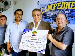 Con motivo de distinguir al equipo por la reciente obtención del título de campeones de la LMP, ''Los Peloteros'' entregan un reconocimiento a los Charros de Jalisco. ESPECIAL /