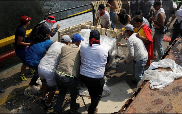 Los enfrentamientos comenzaron temprano en la localidad venezolana de Ureña, fronteriza con la ciudad colombiana de Cúcuta. REUTERS/M. Bello