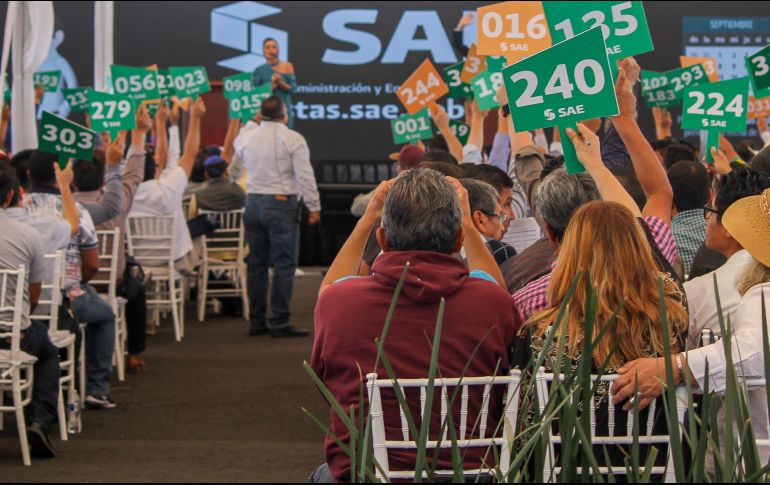 Compradores pujan durante la subasta de vehículos oficiales. NTX/A. Rodríguez