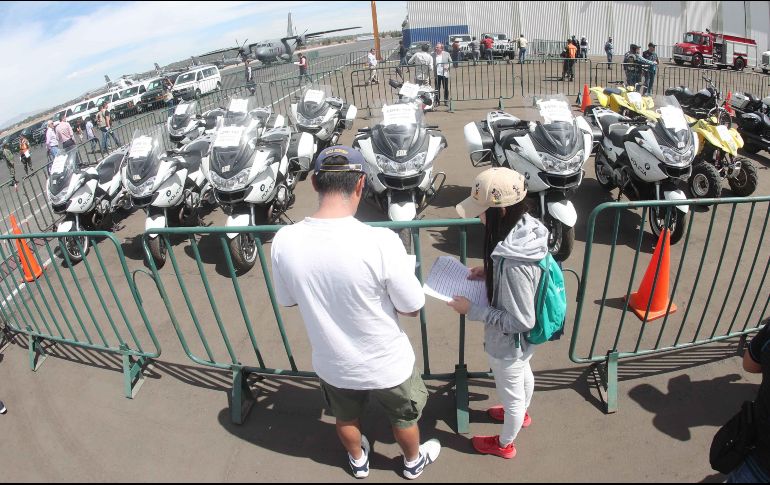 Aspectos de la subasta de 218 vehículos que formaban parte de la flotilla oficial del Gobierno Federal. SUN/A. Ojeda