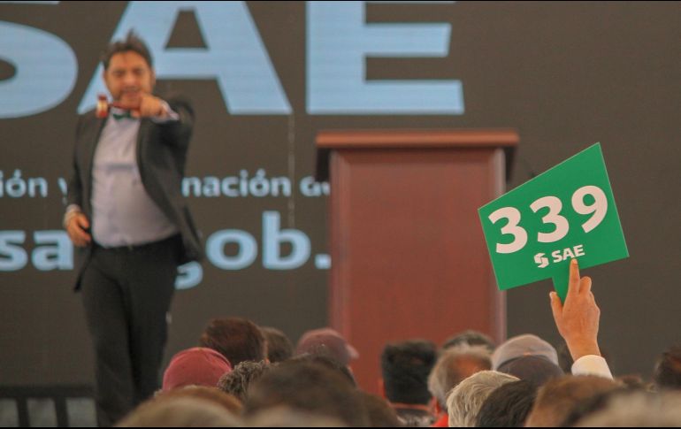 Compradores pujan durante la subasta de vehículos oficiales. NTX/A. Rodríguez