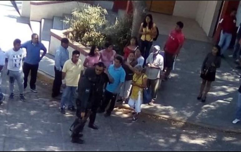 A un costado del cuerpo del ex agente fue abandonada una motocicleta, presuntamente del homicida. TWITTER/@ExpresaOaxaca