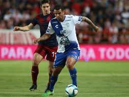 Edwin Cardona (D), de Pachuca, disputa el balon ante Isaac Brizuela (i), de Guadalajara. EFE/D. Martínez