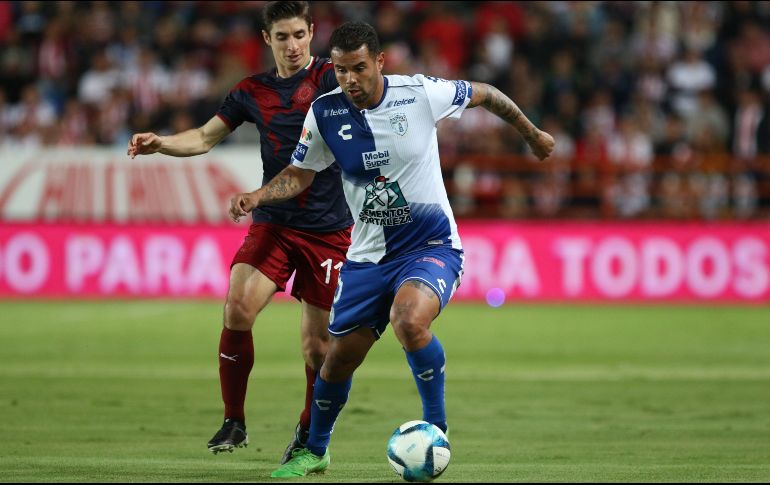 Edwin Cardona (D), de Pachuca, disputa el balon ante Isaac Brizuela (i), de Guadalajara. EFE/D. Martínez