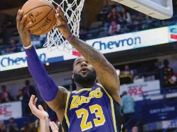 “El Rey” terminó con 27 puntos y 12 asistencias. AP