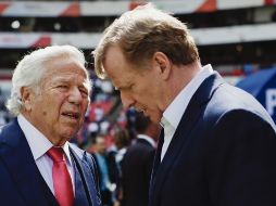 Robert Kraft (izq.) podría ser sancionado por Roger Goodell. AP / R. Blackwell
