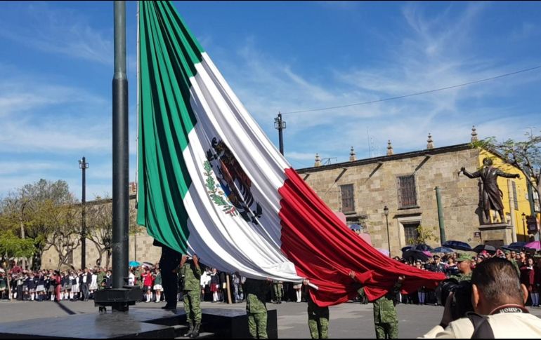 Autoridades estatales y militares llevaron a cabo esta mañana un acto conmemorativo por el Día de la Bandera en la Plaza de la Liberación. EL INFORMADOR / J. Armendáriz