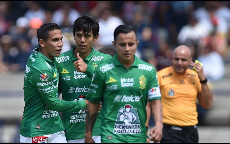 Macías (C) es el mejor anotador mexicano del Clausura 2019 con cinco tantos.  AFP/R. Arangua