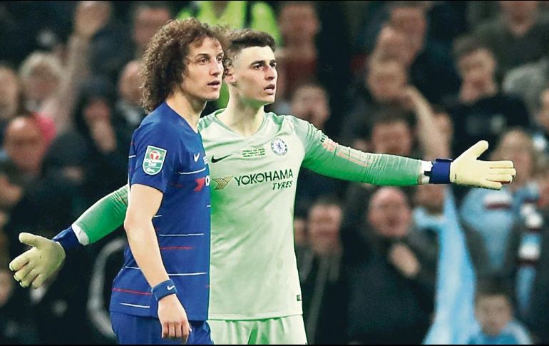 Kepa Arrizabalaga, aquí con David Luiz, manoteaba a la banca en su negativa por dejar la cancha. REUTERS / D. Klein