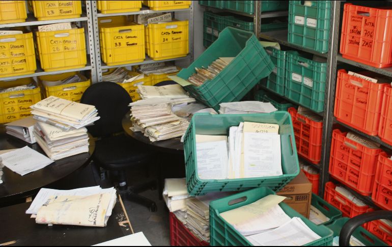 En completo desorden se encuentran los documentos que contienen los padrones del transporte público. ESPECIAL