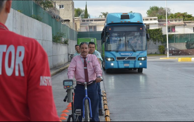 A bordo de bicicletas, los choferes experimentan las sensaciones de un ciclista en el tráfico de la ciudad. ESPECIAL